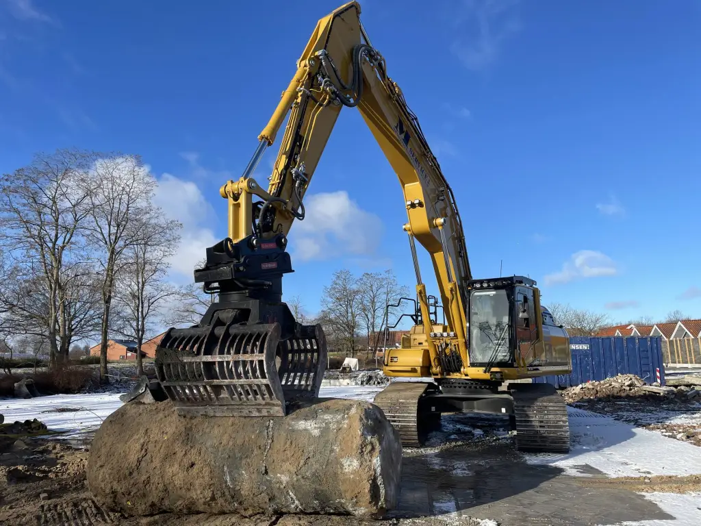 Gravemaskine med grab ved nedrivning til erhverv