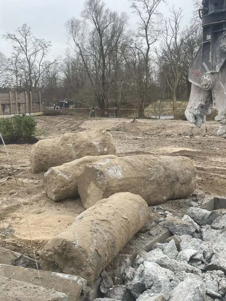 M-Service opgraver og nedbryder betonfundamenter på Sjælland